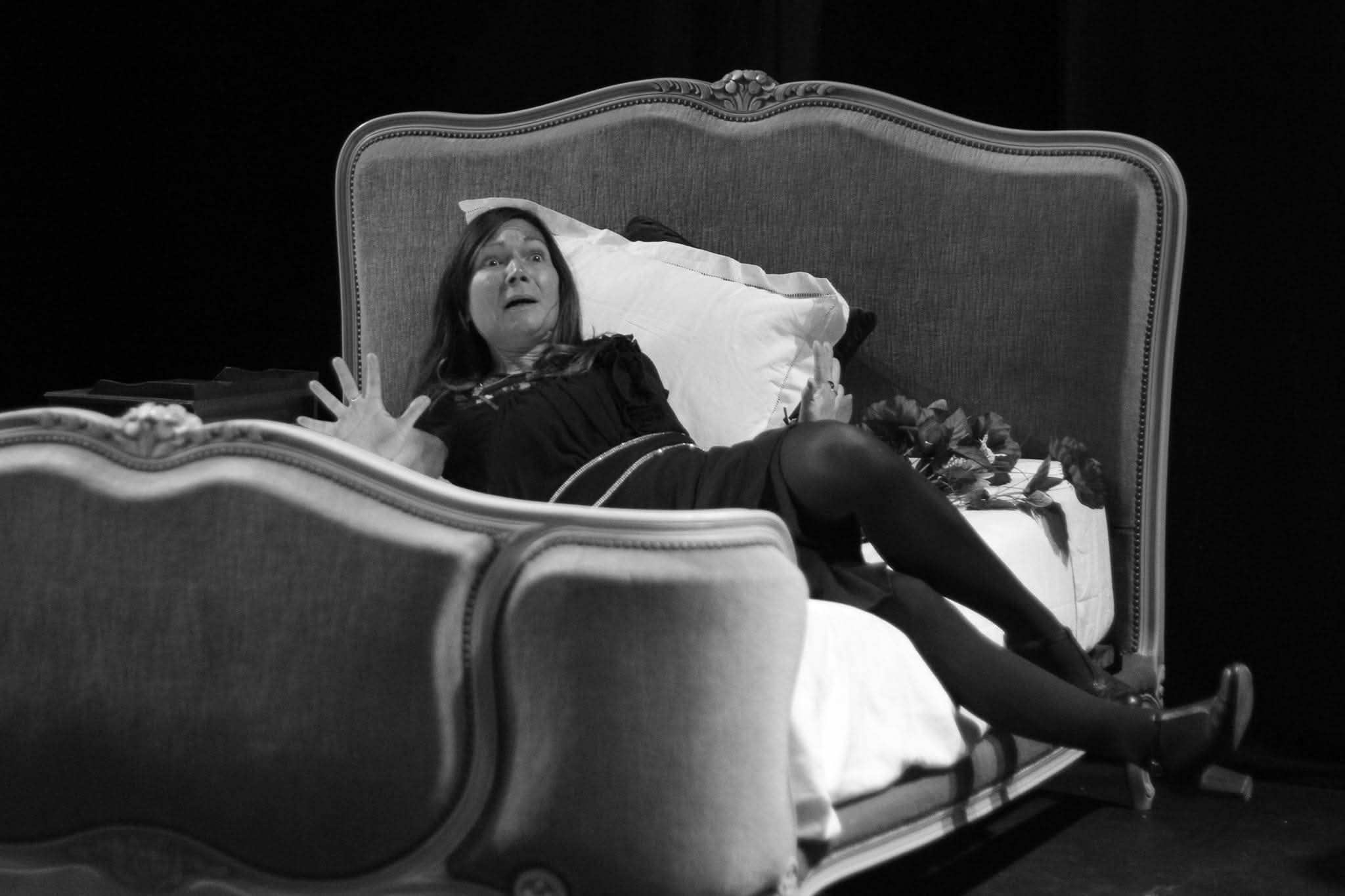 Comedienne surprise sur un lit