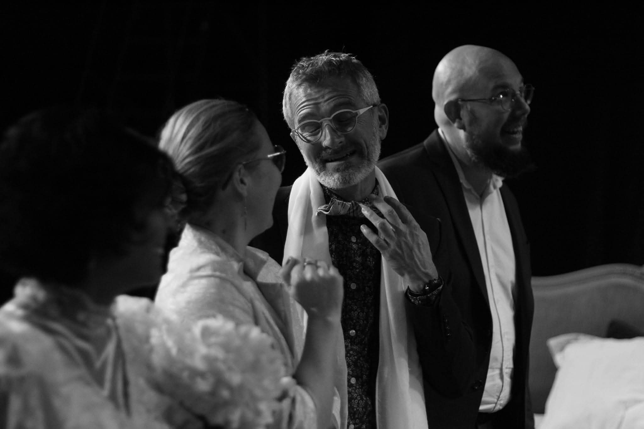 Trois comediens partageant une scene dans A vau-l'eau Vaudeville