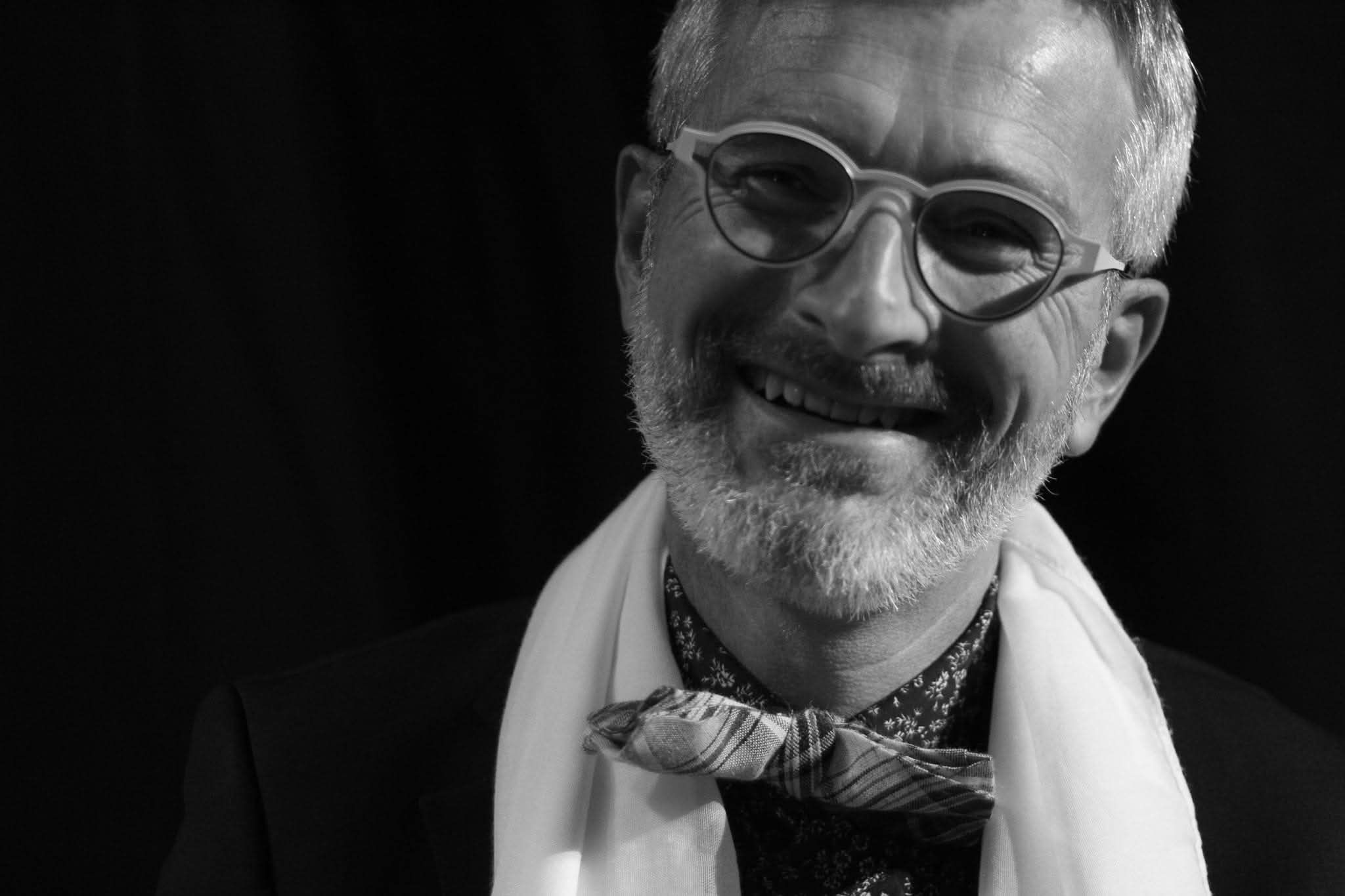 Comedien en train de declamer sur scene dans A vau-l'eau Vaudeville