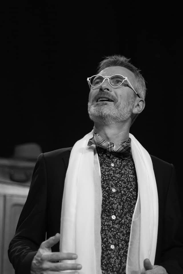 Comedienne tenant des roses dans un moment de tension de A vau-l'eau Vaudeville